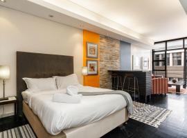 Hotel Photo: City Centre Spacious Studio Apartment with Pool, Parking, and Gym Access!