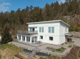 होटल की एक तस्वीर: Lovely villa with a view of the Byfjorden and Uddevalla