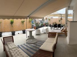 รูปภาพของโรงแรม: Rooftop studio with private terrace at Lycabettus Hill