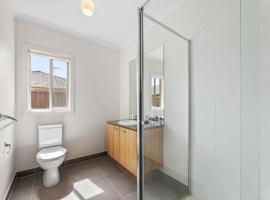 Hotel Photo: Modern Comfort in Tarneit-Spacious 4BR Home