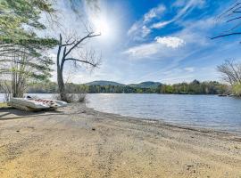 Fire Pit and Beach Access Quiet Northville Retreat, ξενοδοχείο σε Benson