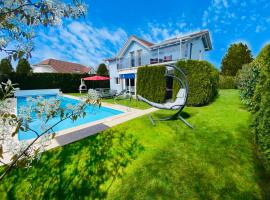 Hotel foto: Villa with Pool - Leon's Holiday Homes