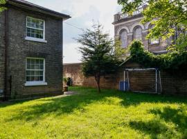 Hotel Photo: Hampton Court Cottage