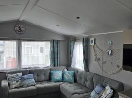 A picture of the hotel: Haven Kent Coast Allhallows 3 bed