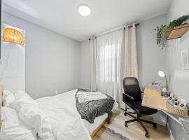 Foto do Hotel: Close to Grocery store, Subway, Work space, Kitchen, Parking