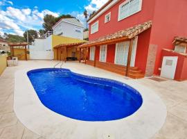 Hotel fotoğraf: Moderno chalet con piscina