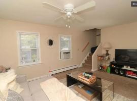 A picture of the hotel: Cozy, pleasant 2BR apt in Beach community!