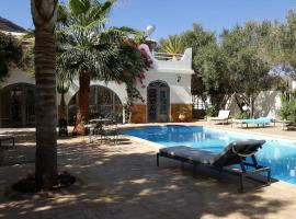 Hotel Photo: Villa de charme, jardin paysagé, piscine privée