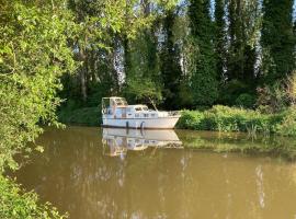 Hotel Photo: Dutch Cruiser Ship on a Tranquil Secluded River