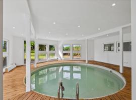 Фотография гостиницы: The Cozy Villa with Indoor Pool