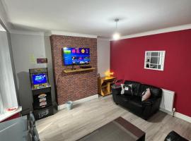 Giga Residential 4 Bedrooms, 8 guests , Near City Centre, Arcade Machine, Sky TV, Netflix, Free Wifi, Free Parking, hotel in Newcastle upon Tyne