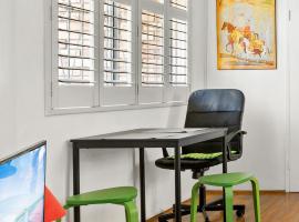 Hotel Photo: Convenient Studio in Trendy Inner-City Suburb