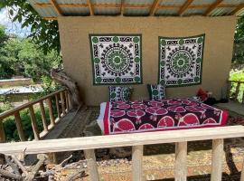 Peaceful holiday home by the Ugam river, hotell i Khumson