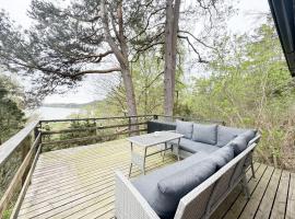 Hotel Foto: Cozy cottage in a beautiful setting by the Abyfjorden-Brastad