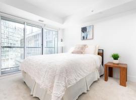 호텔 사진: 2BD + 2BA - 3 beds steps to Yorkville!