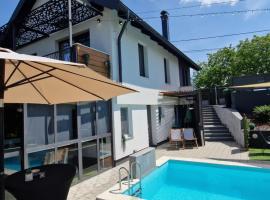 Hotel Photo: Aura Lux Holiday Home with Pool