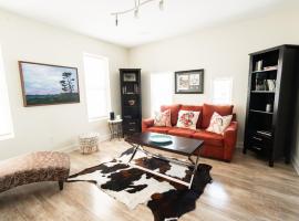 A picture of the hotel: Spacious 3 Bedroom Apartment in Heart of Niagara
