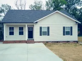 4BR Lakefront retreat with furnished Deck, Dock