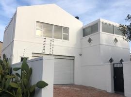 A picture of the hotel: Executive Home Milnerton Ridge