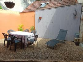 Hotel Photo: Maison avec cour, Centre historique Be Happy