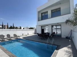 รูปภาพของโรงแรม: Seaview Villa Oriana in Larnaca