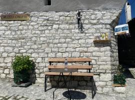 A picture of the hotel: Guesthouse Kate Berat Castle
