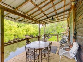 호텔 사진: Reidsville Riverfront Cabin with Deck and BBQ Grill!