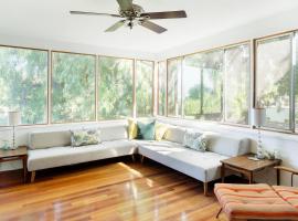 Fotos de Hotel: Silver Lake Mid-century Nestled In The Treetops