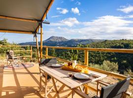 Civara Chalet - Private Glamping in nature with Jacuzzi, ξενοδοχείο στον Τσιβαρά