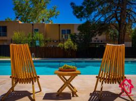 Hotel Foto: The Plaza - An Irvie Home w Summer Pool