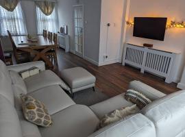 รูปภาพของโรงแรม: 3BR House in Dartford Ideal for Contractors & Families By AV Stays Short Lets Kent