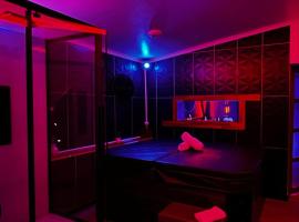 Loveroom L'1TIMISTE CDS, hotel in Neuilly-Plaisance