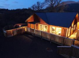 Hot tub lodge with stunning view, hotel in Taynuilt