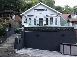 Hotel Photo: Unique and Artsy Getaway- 4 Bed House in Caterham