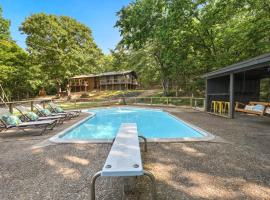 Hotel Foto: Woodland Downtown Outdoor oasis pool