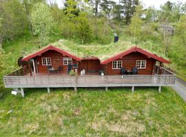 Hotel Foto: Traditional Norwegian log cabin with sauna by the sea