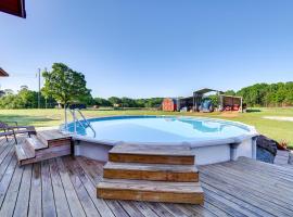 Hotel Photo: Neosho Home on 90 Acres with Private Pool and Fire Pit