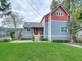 Hotel Photo: Lakefront Washington Home with Grill, Dock and Kayaks!