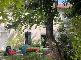 Zdjęcie hotelu: Spacious house with garden, at 10mn of subway