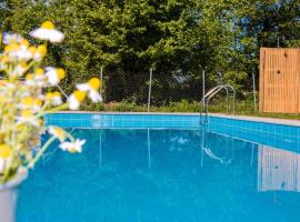 Hotel fotoğraf: Aristotelia Gi Ikies - Olympiada Poolside Retreats