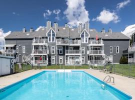 Condo-piscine à 200M du Memphré, hotel in Magog-Orford