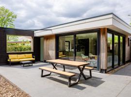 Stijlvol ingerichte (4 pers.) bungalow in Baarland、Baarlandのホテル