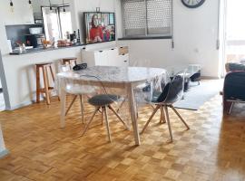 Hotel Photo: One bedroom apartement with furnished balcony at Pombal