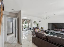 Hotel Photo: Chic friendly and spacious house with parking, terrasse and garden
