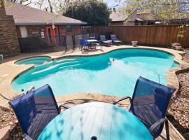 Hotel Photo: Prime Location Getaway with Pool and Theatre Room 3Bedroom 2Bath