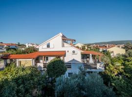 Apartment Surfer's lodge, nature driven with Sauna, hotel in Krk