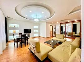 Hotel Foto: Northern Avenue , Luxury & Spacious apartment + Open Balcony with a Stunning City View , CITY CENTER