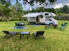 Foto di Hotel: Location Insolite camping car sur terrain privé
