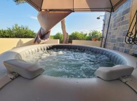 Hotel fotoğraf: Villa con Jacuzzi exterior y barbacoa.