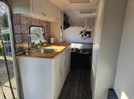 Mietwohnwagen inklusive Stellplatz & Strom - Dixi-WC, hotel in Carpin